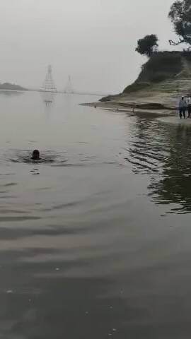 बेटावर घाट पर दाह संस्कार में गए दो लोग स्नान करते समय गंगा में डूब गए