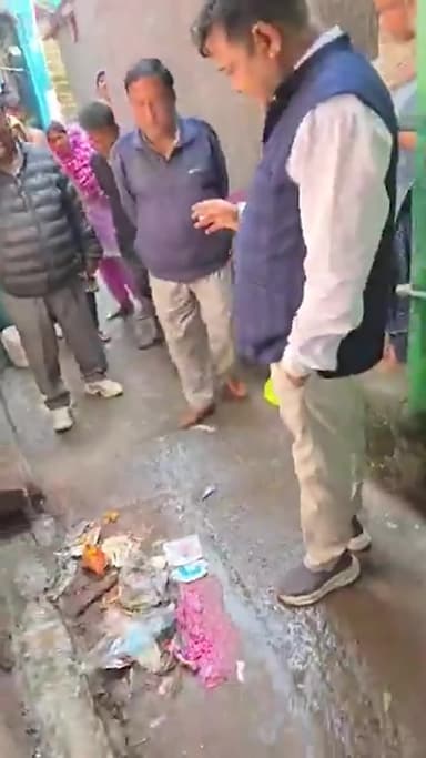 नजफगढ़: दक्षिणीपुरी वार्ड में नाली की समस्या पर पार्षद राम स्वरुप कनौजिया ने किया निरीक्षण