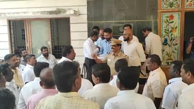 இராமநாதபுரம்: ராமேஸ்வரம் மீனவர்கள் திட்டவட்டம்: மீன்வளத்துறை அலுவலகத்தில் பேச்சுவார்த்தையில் உடன்பாடு எட்டாததால் காரைக்கால் மீனவர்கள் ஏமாற்றம்: