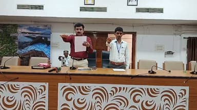 நாமக்கல்: ஆட்சியர் அலுவலகத்தில் உலக தாய்மொழி நாள் உறுதிமொழியினை அனைத்து துறை அலுவலர்களும் ஏற்றுக் கொண்டனர்