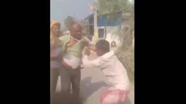 बरूराज मोतीपुर: पगहिया पंचायत के मुखिया पति का पिटाई करते हुए वीडियो सोशल मीडिया पर तेज़ी से वायरल
