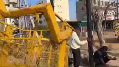 సూళ్లూరుపేటలో హైవేపై అక్రమ బోర్డులపై చర్యలు చేపట్టిన అధికారులు