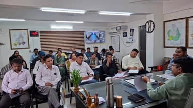 દેવગઢબારીયા: દેવગઢ બારીયા મામલતદાર કચેરી ખાતે મામલતદારના અધ્યક્ષતામાં તલાટી કમ મંત્રીઓની માસિક મિટીંગ યોજાઈ