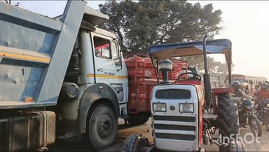 जलालाबाद: कलेक्टर गंज नहर की पुलिया पर आलू से भरी ट्रैक्टर ट्राली को डंपर ने मारी टक्कर, टला बड़ा हादसा