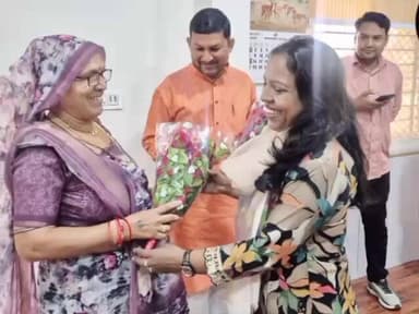 अलीराजपुर: जिला पंचायत CEO संघमित्रा गौतम ने पदभार ग्रहण किया, जिला पंचायत अध्यक्ष हजरीबाई खरत ने किया स्वागत
