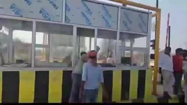 मलसीसर: धनूरी टोल प्लाजा पर ग्रामीणों ने किया जोरदार प्रदर्शन, मांगें नहीं मानने पर अनिश्चितकालीन धरना शुरू किया