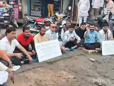 माकड़ोन: माकड़ौन में जर्जर सड़क को लेकर कांग्रेस का चक्काजाम और धरना-प्रदर्शन