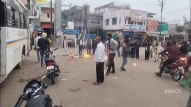 खनियाधाना बस स्टैंड पर राज्य सरकार के खिलाफ कांग्रेस कार्यकर्ताओं ने पुतला दहन कर जमकर किया विरोध प्रदर्शन