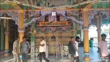 સિહોર: સણોસરા ગામે આવેલ રામદેવપીર બાપાના મંદિરે તેમજ ખોડીયાર મા ના મંદિરે જ્યાં મોડી રાત્રિના સમયે મંદિરની દાનપેટી તોડીને ચોરી