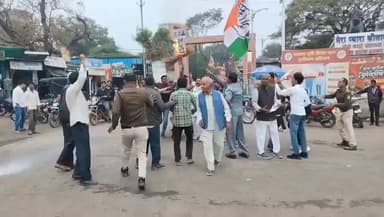 #मंदसौर सीतामऊ कांग्रेस द्वारा पुतला दहन करने पर फायर ब्रिगेड फाइटर ने फूवारा चलाने पर कांग्रेस कार्यकर्ता करने लगे फाइट...