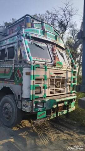 नकुड: शाहजहांपुर रोड पर पुलिस और राजस्व टीम ने बिना प्रपत्रों के रेत से भरा ट्रक पकड़ा, किया सीज