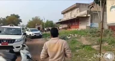 बारां: शहर के नजदीक पटाखा गोदाम पर कार्रवाई की मांग को लेकर आत्मदाह का प्रयास कर रहे युवक को पुलिस ने रोका, वीडियो हुआ वायरल