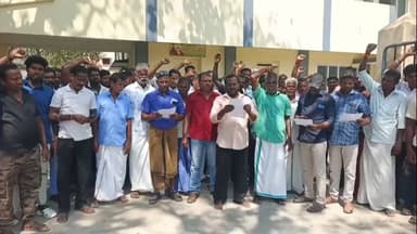 காஞ்சிபுரம்: தமிழ்நாடு நுகர்பொருள் வாணிபக் கழக மண்டல அலுவலகத்தின் வாயில் முன்பு TNCSC- சுமை தூக்குவோர் ஆர்ப்பாட்டம்