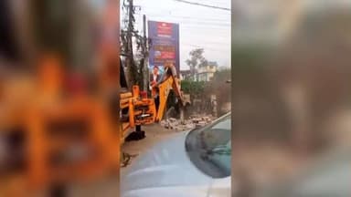 খোয়াই: সুভাষ পার্ক এলাকায় একটি স্থায়ী ডাস্টবিন মহকুমা শাসকের উপস্থিতিতে ভাঙ্গা হলো জেসিবি দিয়ে