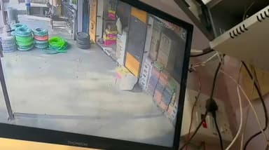 ગાંધીનગર: દેગામ કપડવંજ હાઇવે પર દુકાનમાં ચોરીની ઘટના સીસીટીવી માં કેદ થઈ