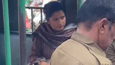 फर्रुखाबाद: आवास विकास तिराहा पर ऑटो चालक और महिला सवारी के बीच हुई कहासुनी, चालक का आरोप महिला ने छोड़ा हाथ, सूचना पर पहुंची डायल