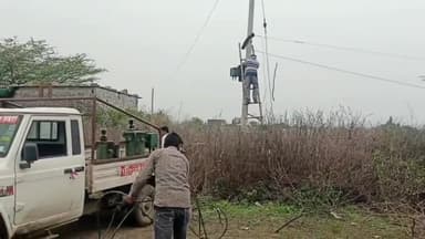 अकलेरा: अकलेरा में विद्युत विभाग ने बकायदारों पर की कार्रवाई, बकाया उपभोक्ताओं के ट्रांसफार्मर हटाए