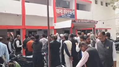महोबा: अधिवक्ता से मारपीट मामले में वकीलों ने तहसील में प्रदर्शन कर कार्रवाई की मांग की