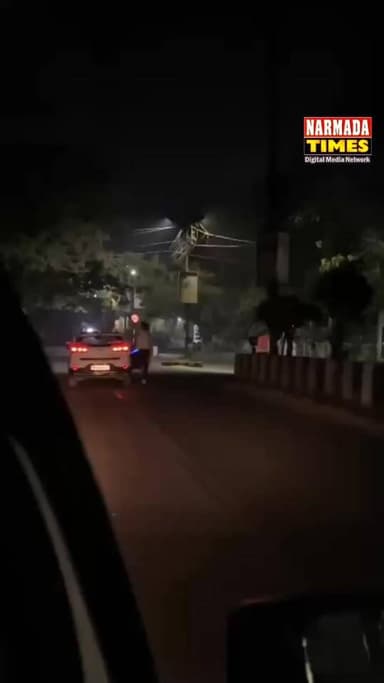 रोंगटे खड़े कर देने वाला स्टंट
सोशल मीडिया पर रील के लिए युवक ने दांव पर लगाई अपनी और दूसरों की जान।
चलती कार की छत पर...