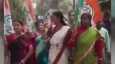 বালুরঘাট: বালুরঘাটের ফুলঘরায় ‘উন্নয়নের পাঁচালী’ কর্মসূচি, স্নেহলতা হেমরমের নেতৃত্বে জনসংযোগে তৃণমূল মহিলা কংগ্রেসের