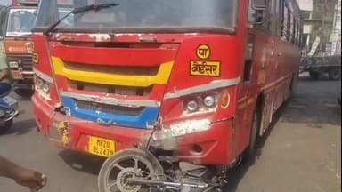 धुळे: फाशीपूल चौकात थरार; एसटी बसखाली दुचाकीचा चेंदामेंदा, माजी सरपंच राजेंद्र सोनवणे बालंबाल बचावले!