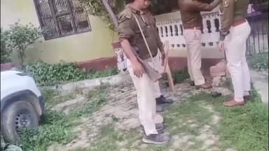 भोरे: छठियाव में कोर्ट के आदेश पर पुलिस ने फरार अभियुक्तों के घर पर इश्तहार चस्पा किए, तीनों जानलेवा हमले के आरोपी