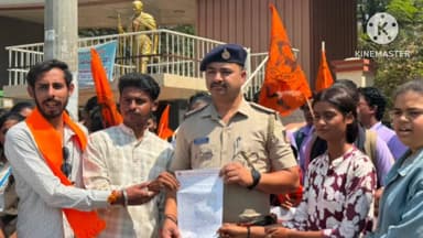 ಹುಬ್ಬಳ್ಳಿ ನಗರ: ಶಿಕ್ಷಣ ವ್ಯವಸ್ಥೆಯಲ್ಲಿ ನಕಲಿ ಪಿಎಚ್ ಡಿ ಹಾವಳಿ ಖಂಡಿಸಿ ಹುಬ್ಬಳ್ಳಿಯಲ್ಲಿ ಎಬಿವಿಪಿಯಿಂದ ಪ್ರತಿಭಟಿಸಿ ಮನವಿ