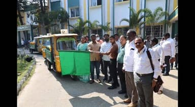 అల్లూరి జిల్లాలో గ్రామపంచాయతీకు ఇంటింటా చెత్త సేకరణ నిమిత్తం వచ్చిన ఆటోలు, ట్రై సైకిళ్లను జండా ఊపి ప్రారంభం