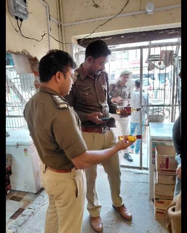 खलीलाबाद: आबकारी आयुक्त एवं पुलिस महानिदेशक उत्तर प्रदेश के निर्देश पर होली पर्व के मद्देनज़र CO ने शराब की दुकानों पर की चेकिंग