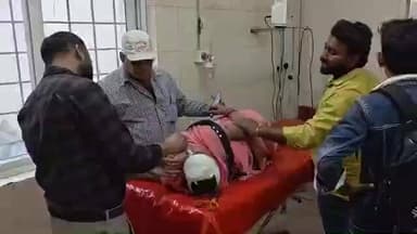 उन्नाव: उन्नाव के पीडी नगर में सिटी मार्बल के सामने दो बाइकों की आपस में टक्कर, बाइक पर सवार महिला हुई घायल