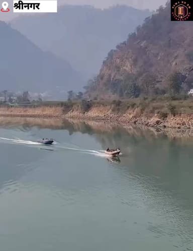 #श्रीनगर में #धारी_देवी_मंदिर के पास #अलकनंदा झील में #बोटिंग करते वक्त #दो_बोट आपस में ही टकरा गई #हादसे से बचने के लिए...