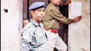 बाघमारा/कतरास: मधुबन थाना पुलिस ने फरार आरोपी के घर पर इश्तेहार चिपकाया, कुर्की की चेतावनी दी