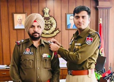 ਨਵਾਂਸ਼ਹਿਰ: ਏਐਸਆਈ ਜਸਵਿੰਦਰ ਸਿੰਘ ਬਣੇ ਸਬ ਇੰਸਪੈਕਟਰ, ਐਸਐਸਪੀ ਤੁਸ਼ਾਰ ਗੁਪਤਾ ਨੇ ਲਗਾਇਆ ਸਟਾਰ