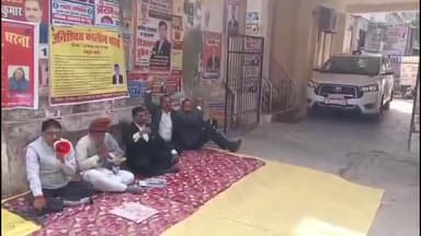 प्रतापगढ़: फर्जी आख्या के विरोध में जिला कचहरी में अधिवक्ता का धरना 94वें दिन भी जारी