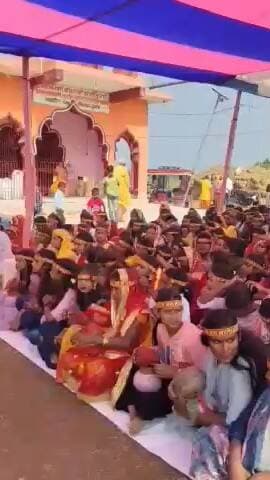 टेटिया बम्बर: लगमा गांव में 9 कुंडलीय गायत्री यज्ञ के लिए कलश शोभायात्रा निकाली गई, 201 कन्याओं ने यात्रा में भाग लिया