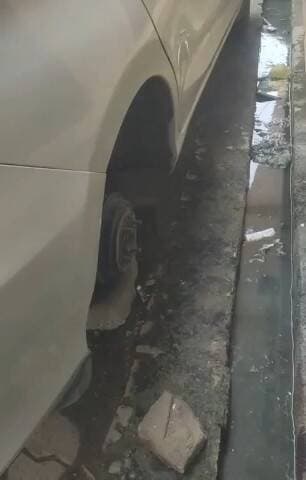 घाटमपुर: कस्बे में खड़ी कार से चोरों ने चुरा लिए पहिए