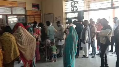 खलीलाबाद: जिला अस्पताल के दवा काउंटर पर कर्मचारियों की कमी के कारण मरीजों को घंटों लाइन में लगकर करना पड़ता है इंतजार