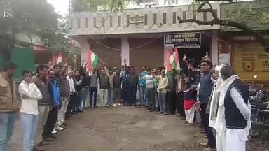 कालापीपल: खोकराकलां में कांग्रेस का विरोध प्रदर्शन, तीन मंत्रियों के पुतले जलाए गए