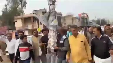 शिवपुरी नगर: नेता प्रतिपक्ष पर टिप्पणी: शिवपुरी में कांग्रेसियों ने मंत्री कैलाश विजयवर्गीय का पुतला फूंका