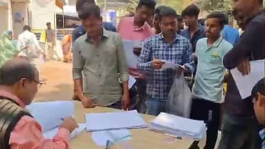 ময়ূরেশ্বর ২: ময়ূরেশ্বরে যুব সাথী ফরম ফিলাপ করছে তৃণমূল নেতৃত্ব