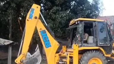 लहरपुर: लहरपुर तहसील क्षेत्र के ग्राम बेनी सरायं में बंजर भूमि पर बने अवैध निर्माण को बुलडोजर से हटाकर कब्जा मुक्त कराया गया