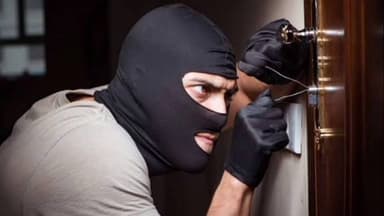 माळशिरस: पिलीव येथील कोहिनूर इलेक्ट्रिकल्स या दुकानाचे मागचे शटर उचकटून चोरी