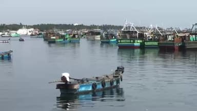 இராமநாதபுரம்: இலங்கை கடற்படையின் கைது நடவடிக்கையை கண்டித்து ராமேஸ்வரம் மீனவர்கள் ஒரு நாள் அடையாள வேலை நிறுத்தம்