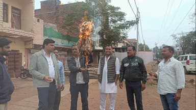 कोलारस: विधानसभा में टिप्पणी पर कोलारस कांग्रेस ने मानीपुरा में मंत्री कैलाश विजयवर्गीय का पुतला फूंका