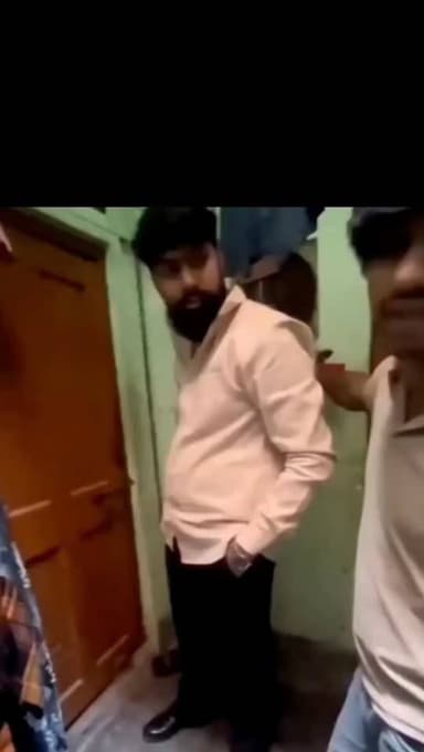 लव जिहाद' के शक में मुस्लिम युवक के साथ पकड़ी गई हिंदू युवती, भारी हंगामा
#UPNews #UttarPradeshNews #BreakingNews #Love...