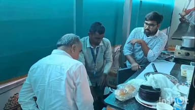 આણંદ શહેર: સ્ટેશન રોડ સહિત વિવિધ વિસ્તારમાં મહાનગરપાલિકાની આરોગ્યની ટીમ દ્વારા તપાસ, 15 એકમોને દંડ