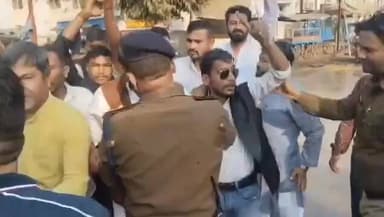 अनूपपुर में उस वक्त माहौल गरमा गया जब कांग्रेस कार्यकर्ता मंत्री कैलाश विजयवर्गीय के बयान के विरोध में पुतला दहन कर रहे ...