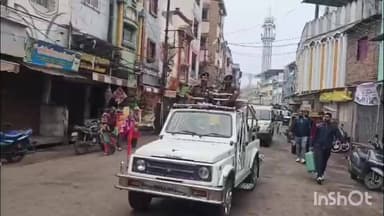 उज्जैन शहर: आगामी त्योहारों को लेकर उज्जैन पुलिस ने टावर चौक से निकाला फ्लैग मार्च