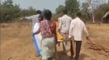 వి ఆర్ పురం మండలం దురబలంక నుంచి పురిటి నొప్పులతో బాధపడుతున్న మహిళను 15 కిలోమీటర్లు మంచంపై మోసారు