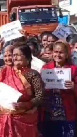 मुनस्यारी: पांडे में अवैध शराब के खिलाफ महिलाएं सड़कों पर उतरीं